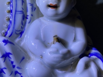 Drie Chinese famille rose en verte figuren, 19/20e eeuw